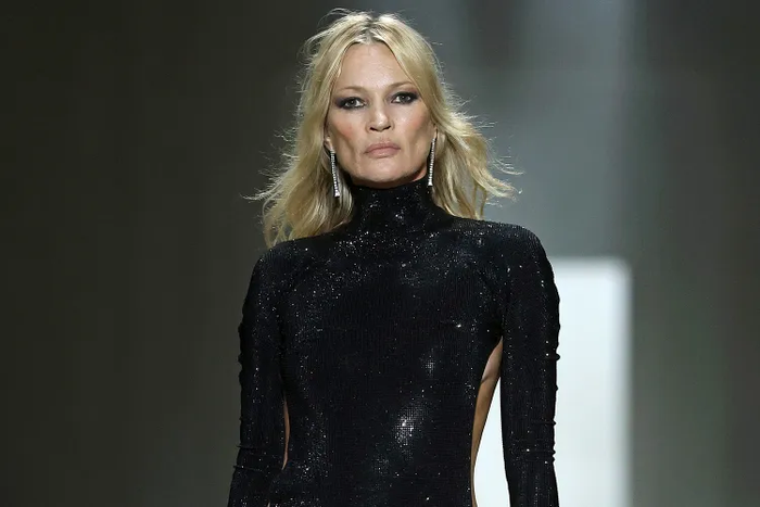 Kate Moss thể hiện thần thái cuốn hút ở trên sàn runway. Ảnh: Daniele Venturelli/Getty&nbsp;
