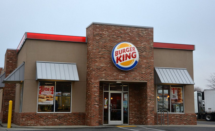 Burger King thử nghiệm tai nghe AI để theo dõi và hỗ trợ nhân viên.
