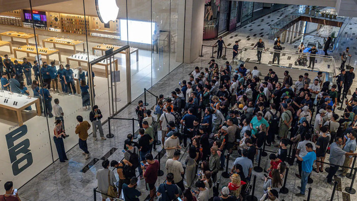 Khách hàng xếp hàng bên ngoài cửa hàng Apple trước thềm ra mắt dòng iPhone 17 tại Tun Razak Exchange (TRX) ở Kuala Lumpur, Malaysia. Ảnh: Getty Images
