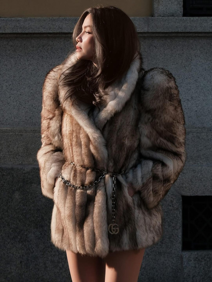 Phong cách của Hồ Ngọc Hà nhanh chóng nhận được nhiều lời khen từ người hâm mộ. Phần bình luận bùng nổ với những ý kiến như: 'Đẹp và sang kinh khủng', 'Mẹ ba con cỡ đó, đôi chân của chị sau bao năm vẫn đẳng cấp siêu mẫu', 'Bộ này chiến quá'. Ảnh: FBNV