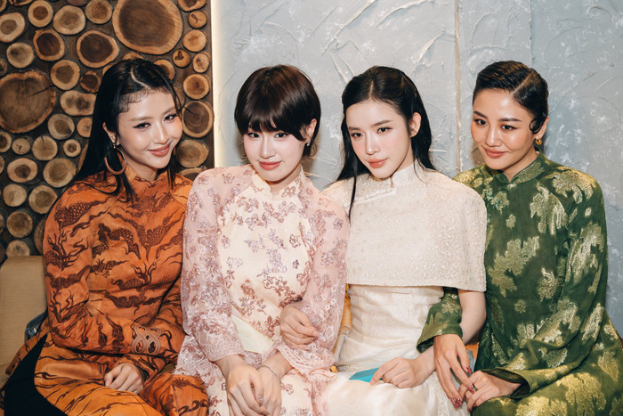 LyLy vui vẻ chụp cùng dàn diễn viên đóng phim Trấn Thành khi thực hiện chuyến cinetour để quảng bá phim. Ảnh: FBNV