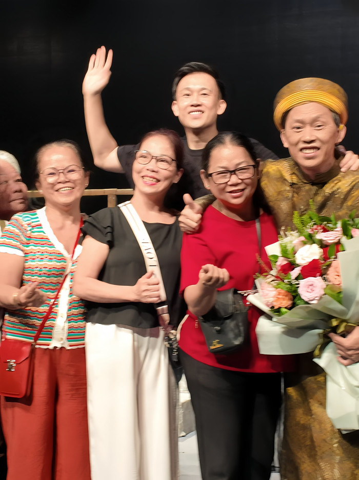 Khoảnh khắc nghệ sĩ Hoài Linh chụp ảnh cùng khán giả sau suất diễn.