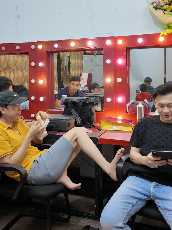 Nam ca sĩ cho biết anh ngưỡng mộ trước năng lượng của Hoài Linh khi diễn sân khấu.