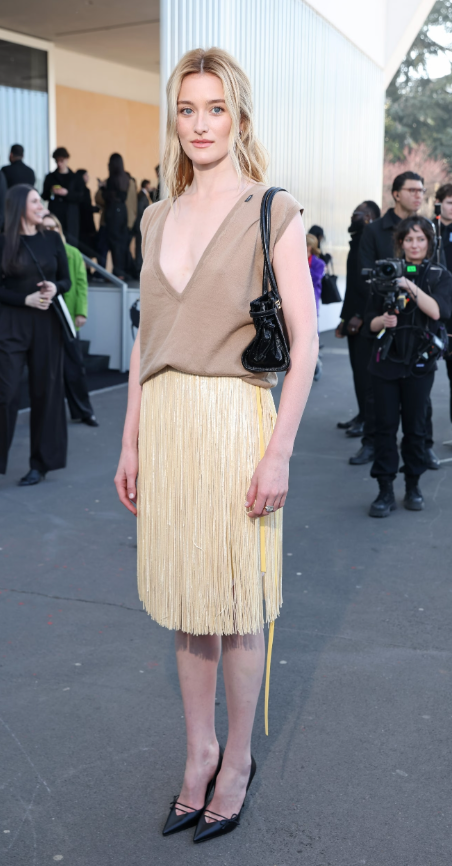 Sarah Pidgeon diện thiết kế chân váy tua rua mềm mại phối cùng áo không tay cổ chữ V tông trung tính. Ảnh: Getty Images