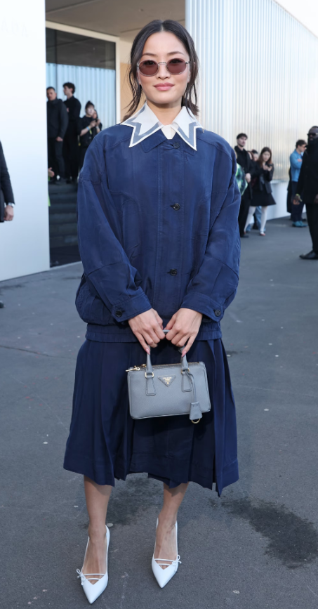 Anna Sawai lựa chọn thiết kế xanh navy dáng rộng mang tinh thần cổ điển, kết hợp cổ áo trắng cách điệu đầy ấn tượng. Túi xách xám và giày mũi nhọn trắng tạo nên vẻ thanh lịch, nhã nhặn. Ảnh: Getty Images