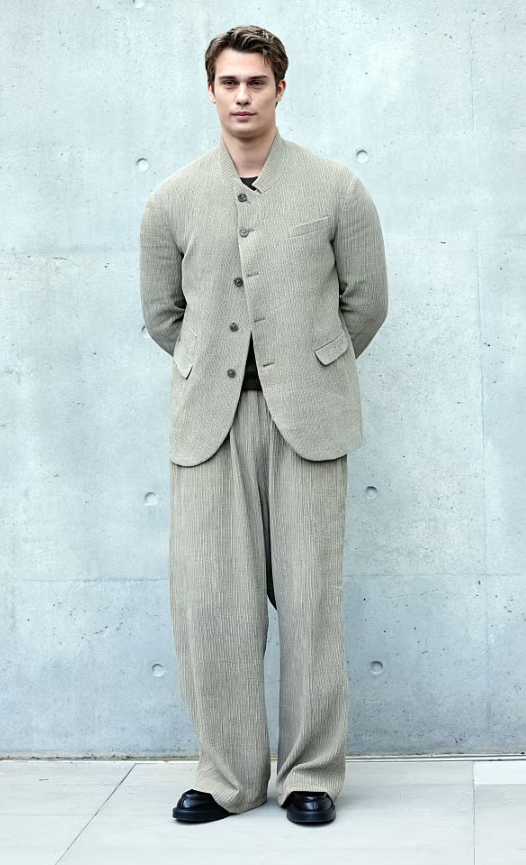 Tại Tuần lễ thời trang Milan 2026, Nicholas Galitzine chọn bộ suit tông be với phom dáng rộng, chất liệu gân nhẹ tạo cảm giác phóng khoáng. Ảnh: Getty Images