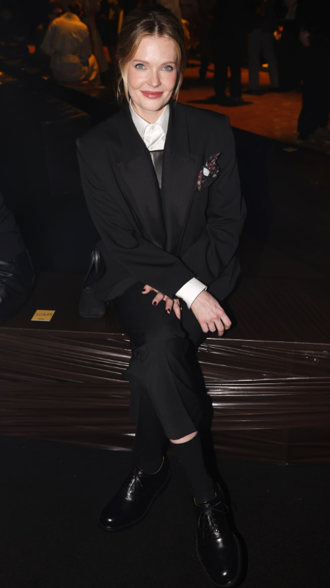 Meghann Fahy chọn suit đen phom rộng phối sơ mi trắng tối giản, mang tinh thần menswear thanh lịch. Ảnh: Getty Images