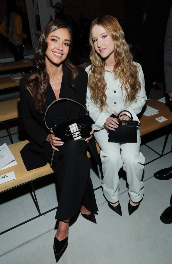 Jessica Alba và Haven Garner Warren cùng diện suit tối giản, một đen thanh lịch và một trắng kem nhẹ nhàng. Cả hai kết hợp túi xách cầm tay nhỏ gọn, hoàn thiện phong cách sang trọng, hiện đại. Ảnh: Getty Images