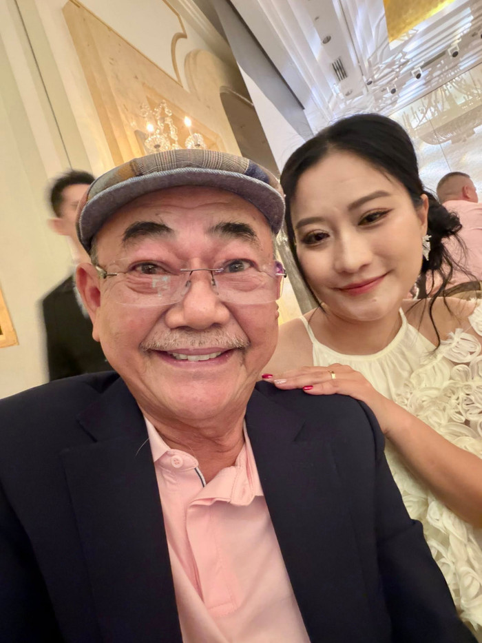 NSND Việt Anh tình tứ với vợ kém 36 tuổi trong ngày Valentine. Ảnh: FBNV