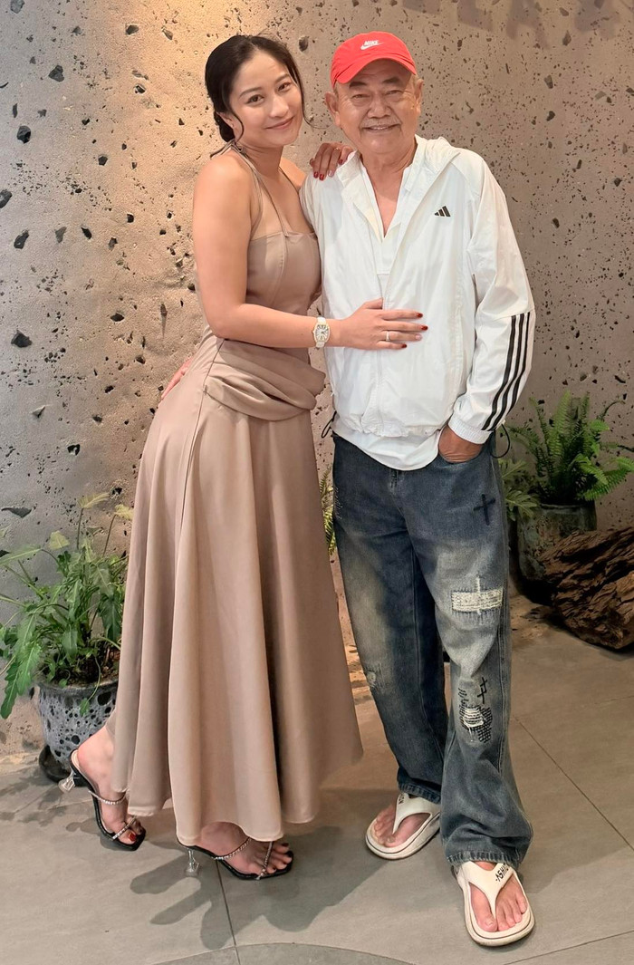 NSND Việt Anh khoe ảnh du lịch lãng mạn bên vợ kém 36 tuổi. Ảnh: FBNV