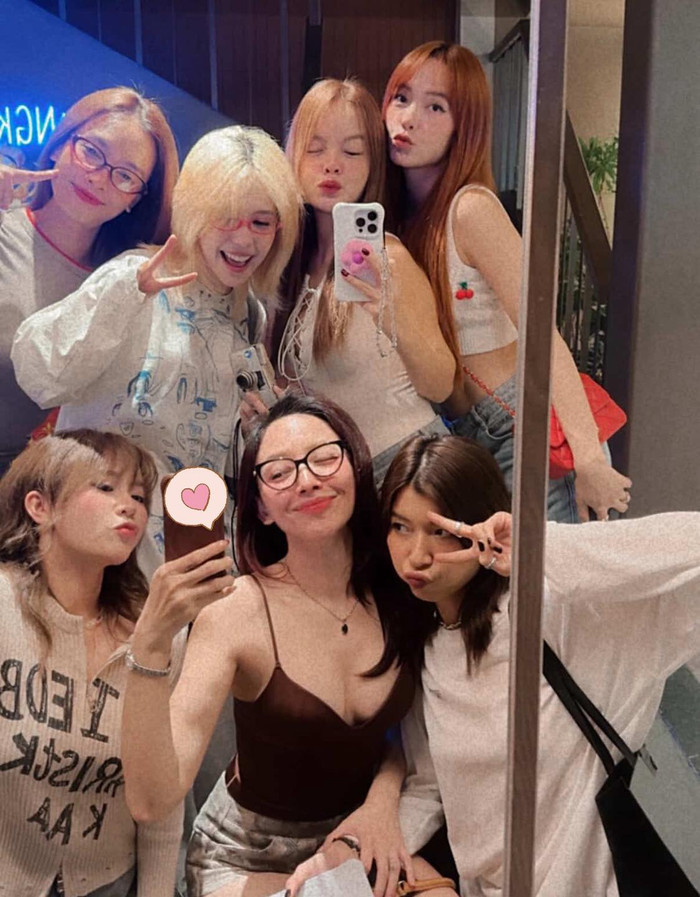 Phạm Quỳnh Anh và Tóc Tiên cùng bạn bè thường xuyên gặp gỡ khi có thời gian rảnh. Ảnh: FBNV