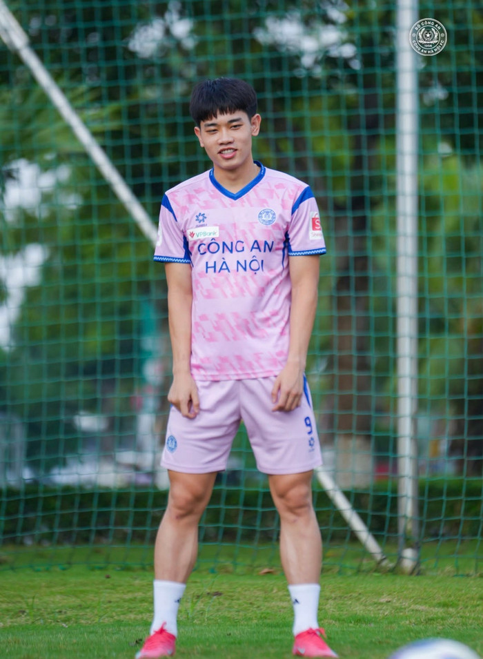 Đình Bắc bị cấm 2 trận. Ảnh: CLB CAHN