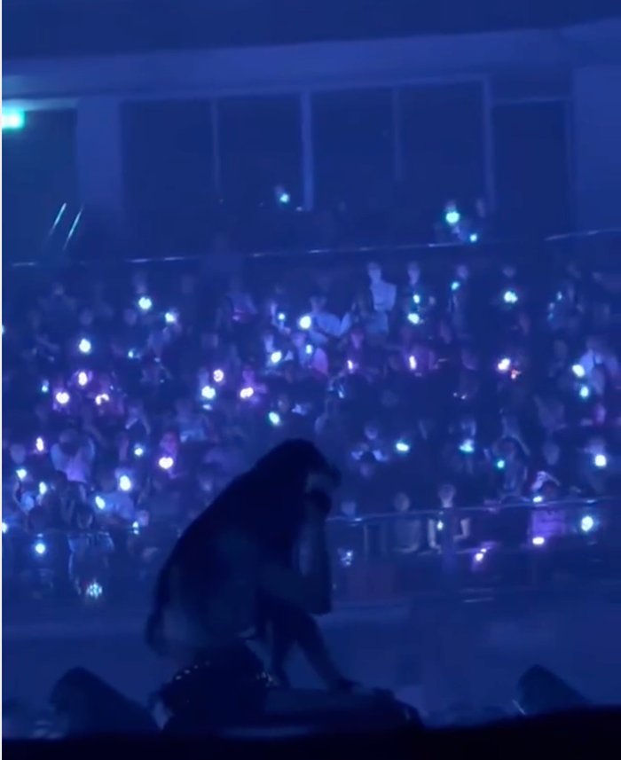 Fan ghi lại hình ảnh NingNing quỵ xuống, dáng vẻ kiệt sức gây lo lắng.