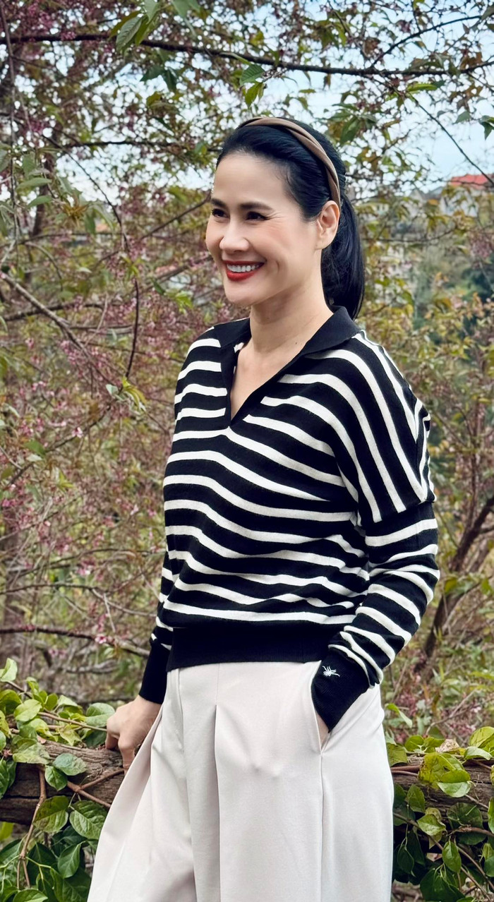 Ở tuổi U50, nữ diễn viên vẫn giữ được phong độ diễn xuất ổn định và hình ảnh một người phụ nữ độc lập, điềm đạm (Ảnh: FBNV).