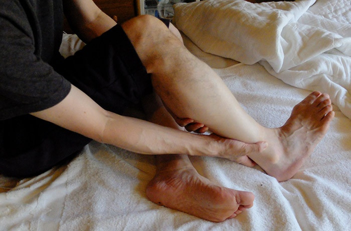 Chuột rút ban đêm thường xảy ra ở bắp chân hoặc bàn chân, khiến nhiều người bất ngờ tỉnh giấc giữa đêm. Ảnh minh hoạ