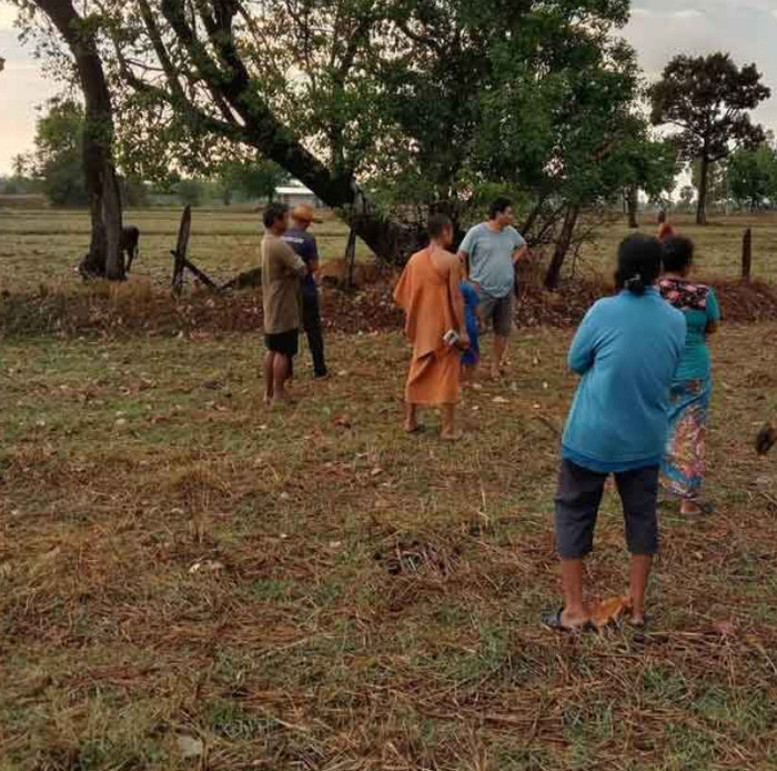 Nghe tiếng sét đánh ngoài đồng, người phụ nữ gục ngã sau khi chạy ra xem Ảnh 1