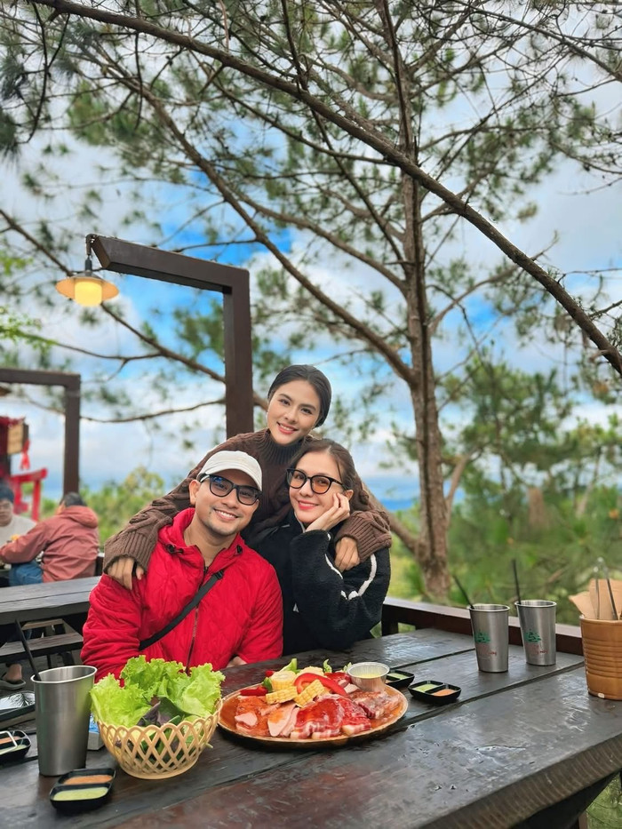 Vợ chồng nam diễn viên dành thời gian bên gia đình, bạn bè khi về Việt Nam ăn Tết.