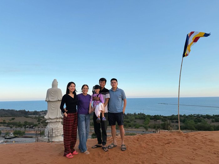 Gia đình của Lê Phương trong chuyến về giỗ ba chồng của nữ diễn viên.