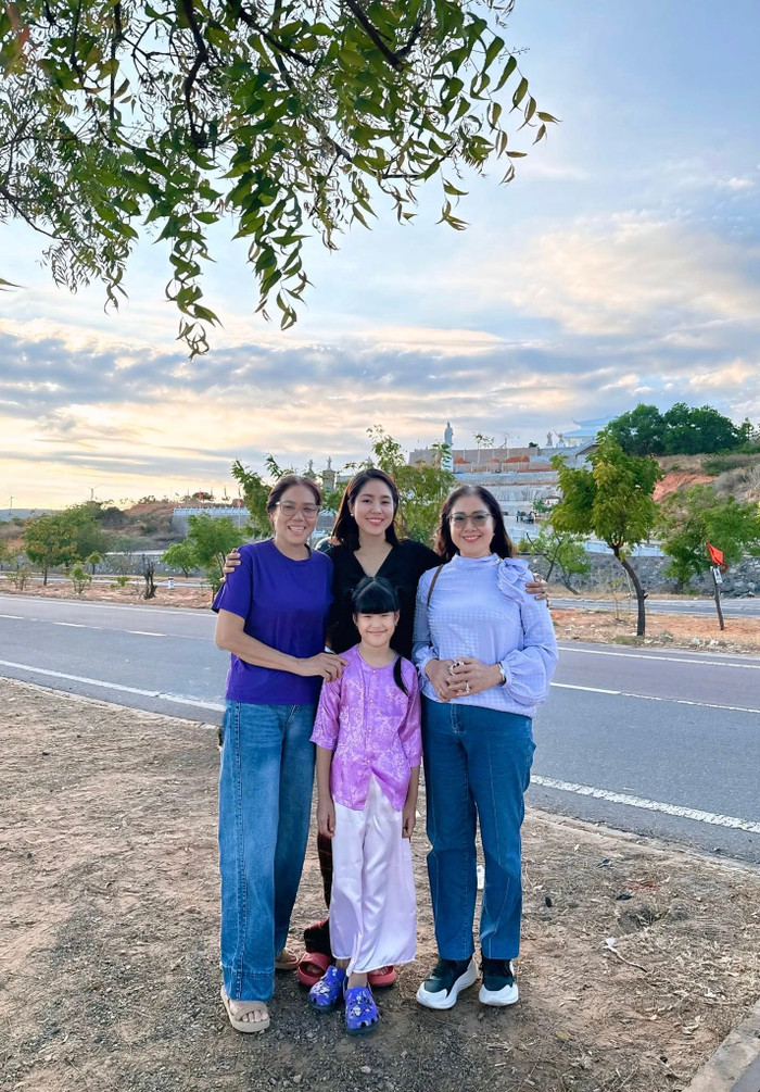 Lê Phương chụp ảnh cùng mẹ ruột, mẹ chồng và con gái.