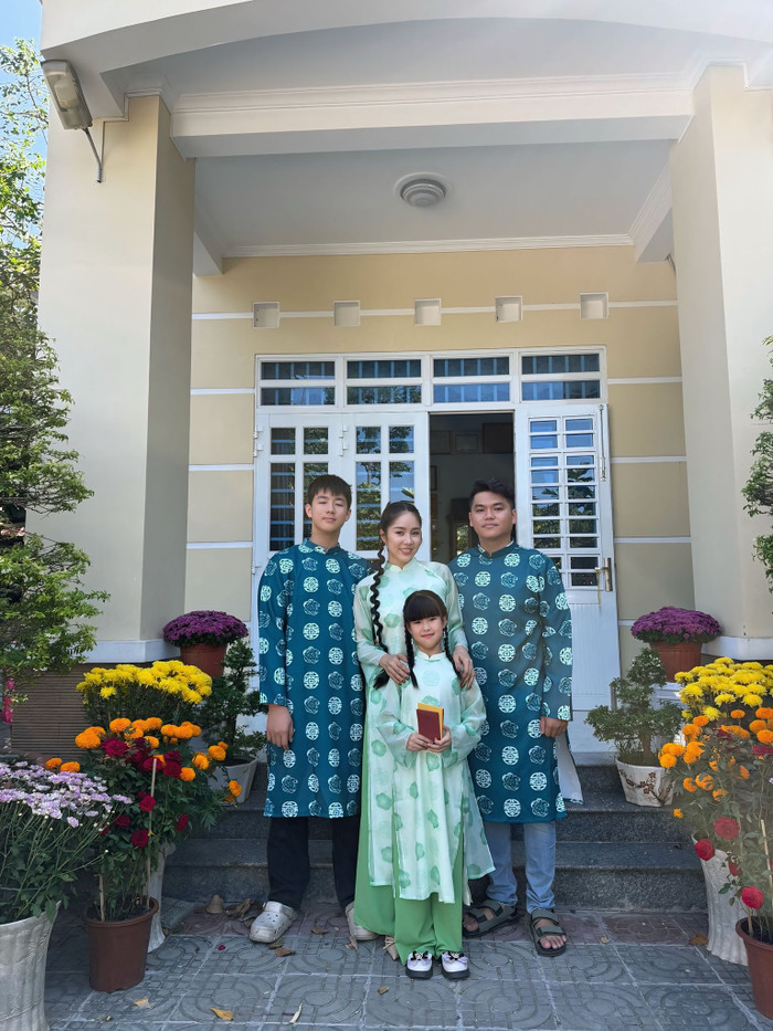 Vợ chồng nữ diễn viên đón Tết ở nhà ngoại.