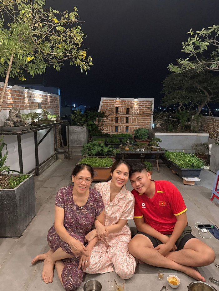 Lê Phương bên chồng và mẹ chồng.