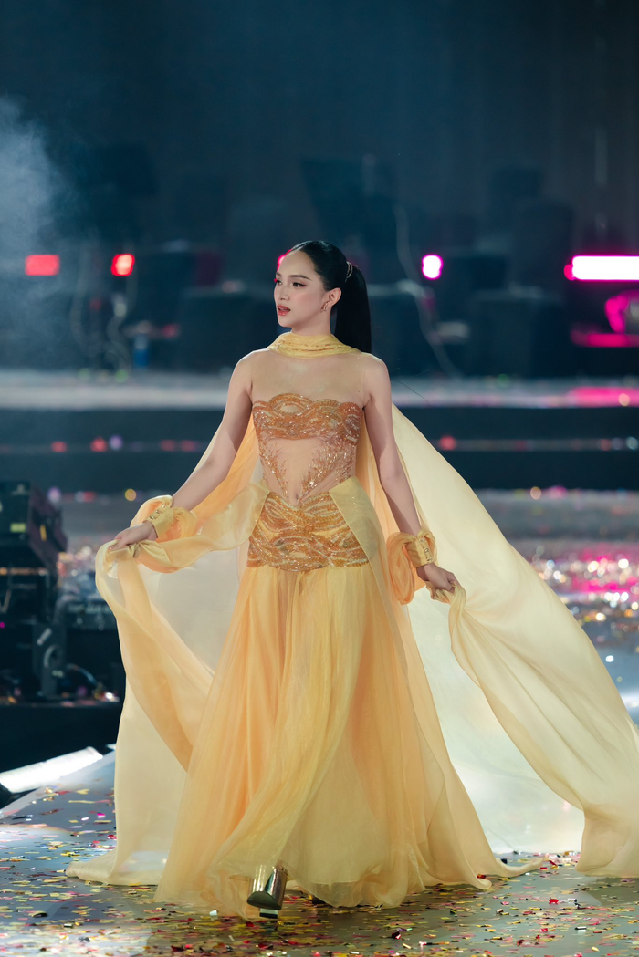 Hương Giang trình diễn trong fan concert của Hòa Minzy.