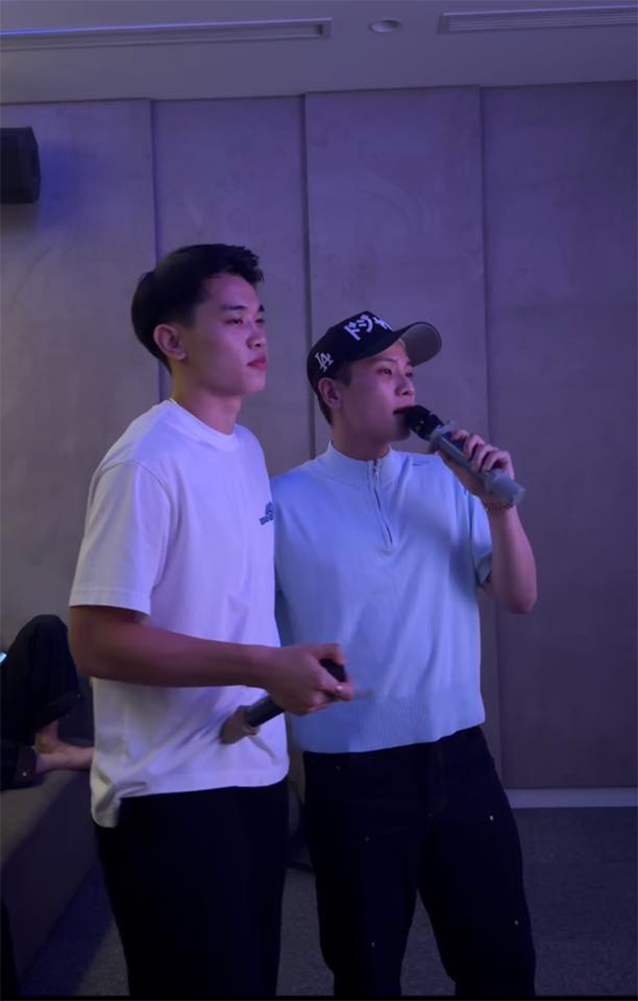 Khoảnh khắc Đình Bắc song ca cùng thần tượng.