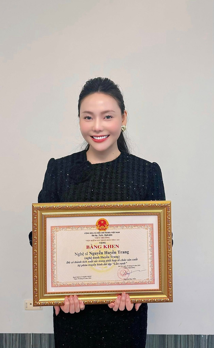 Diễn viên Huyền Trang bày tỏ niềm tự hào khi bộ phim được ghi nhận. Ảnh: FBNV