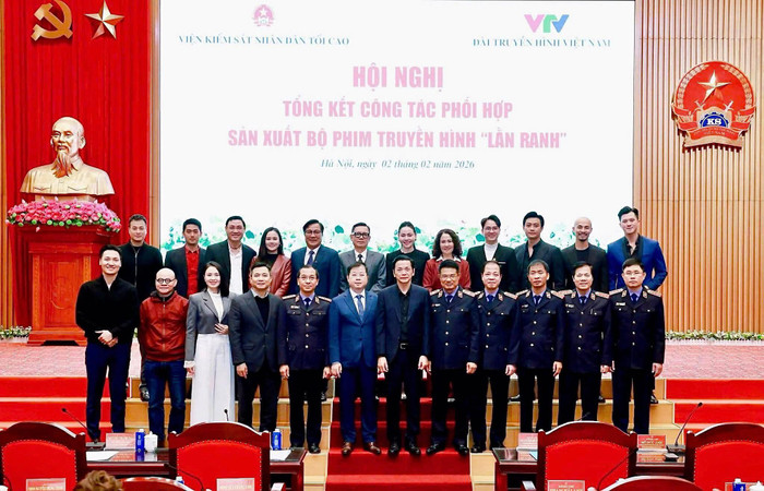 Ê-kíp phim Lằn ranh cùng chia sẻ niềm vui khi vinh dự được Viện trưởng Viện Kiểm sát Nhân dân Tối cao trao bằng khen. Ảnh: FBNV