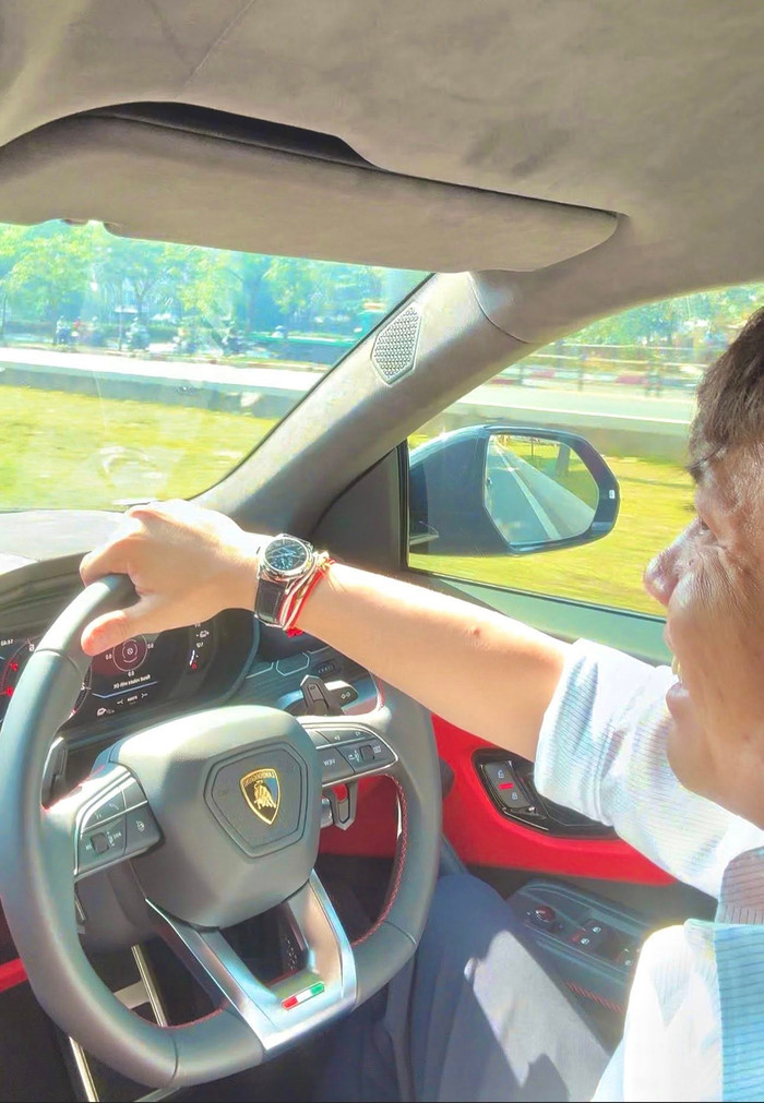 Doanh nhân Minh Nhựa cùng lúc tậu đồng hồ mới và xe ô tô mới chỉ trong những tháng đầu năm 2026. (Ảnh: FBNV)