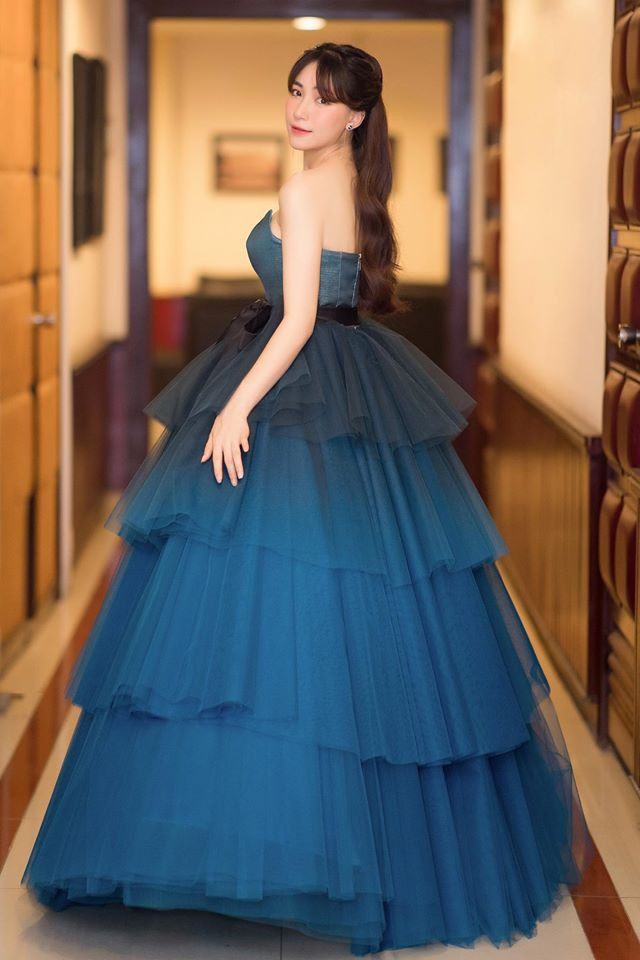 Chiếc váy 25kg của Hòa Minzy. Ảnh: FBNV