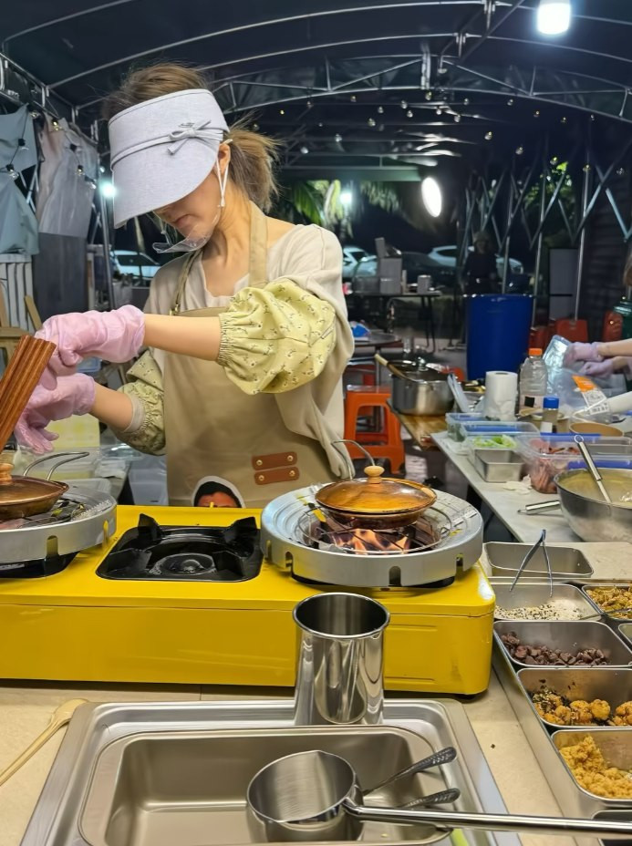 Triệu Lộ Tư xuất hiện giản dị tại chợ đêm Hải Nam. - Ảnh: Weibo