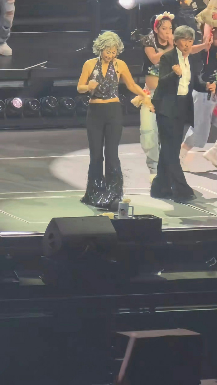 Nữ ca sĩ diện áo yếm, khoe lưng trần gợi cảm ở tuổi 64 khiến cộng đồng mạng 'bấn loạn' Ảnh 1