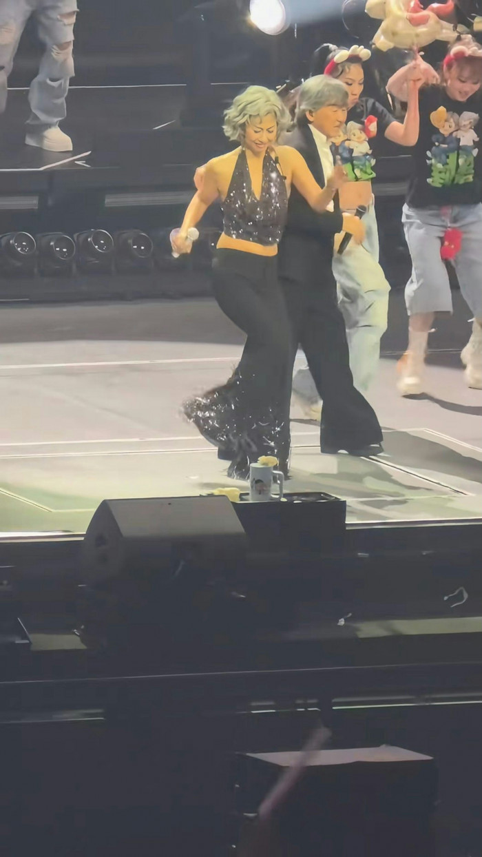 Nữ ca sĩ diện áo yếm, khoe lưng trần gợi cảm ở tuổi 64 khiến cộng đồng mạng 'bấn loạn' Ảnh 2