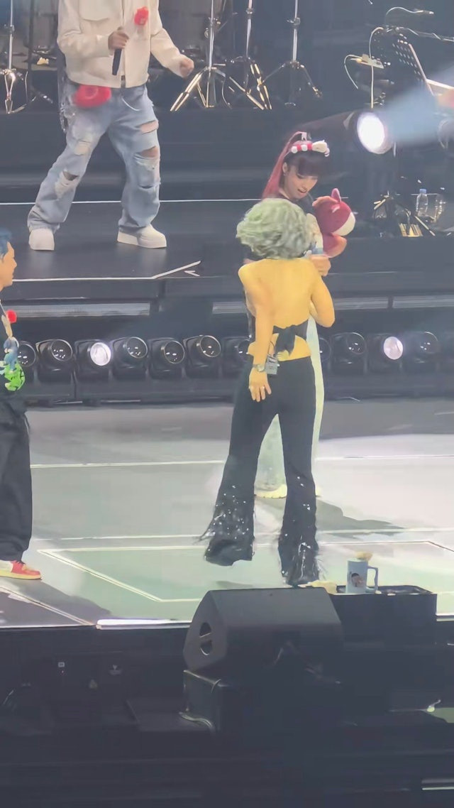 Nữ ca sĩ diện áo yếm, khoe lưng trần gợi cảm ở tuổi 64 khiến cộng đồng mạng 'bấn loạn' Ảnh 3