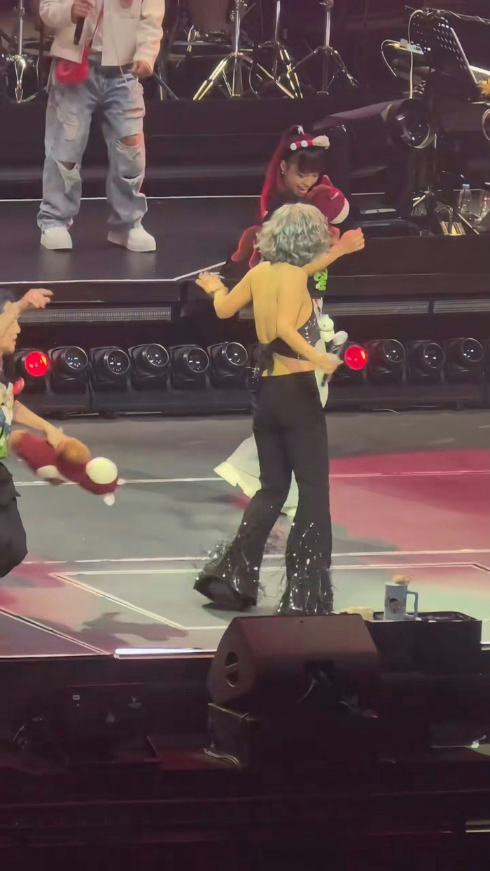 Nữ ca sĩ diện áo yếm, khoe lưng trần gợi cảm ở tuổi 64 khiến cộng đồng mạng 'bấn loạn' Ảnh 4