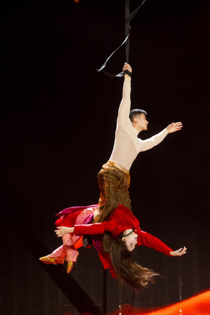 Tiết mục này của Hòa Minzy đã gây bàn tán ở trên mạng xã hội. Ảnh: FBNV