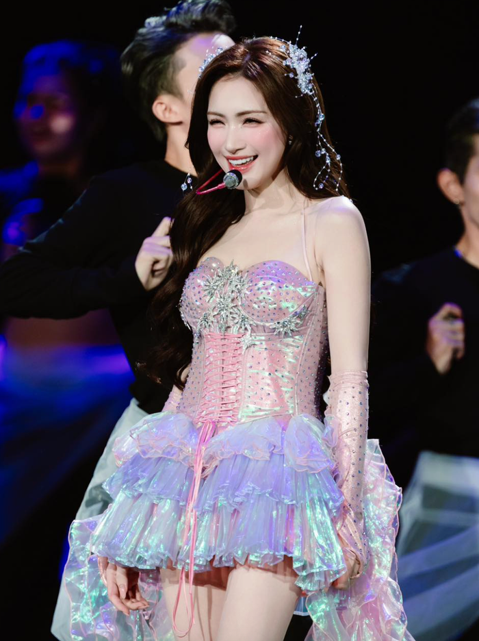 Hòa Minzy cho biết đã tập luyện cẩn thận cho tiết mục đu dây trên không trung. Ảnh: FBNV