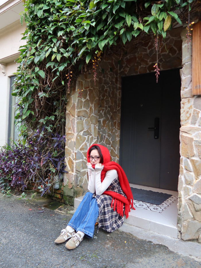 Tóc Tiên đeo chiếc khăn giống hệt tạo hình bạn diễn của Gong Yoo trong bộ phim phát hành từ 10 năm trước. Ảnh: FBNV