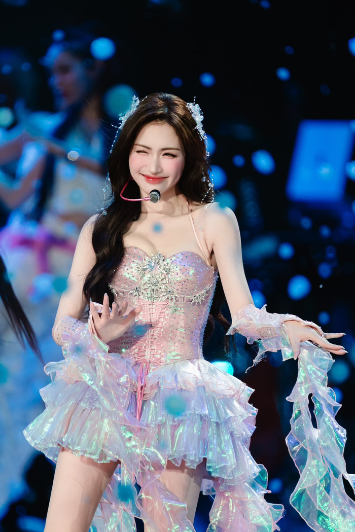 Con số 23 tỷ đồng được cho là Hòa Minzy đã chi ra để làm fan concert đang khiến dân mạng xôn xao.