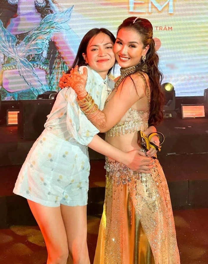 Nguyễn Duyên Quỳnh đến chúc mừng Võ Hạ Trâm.