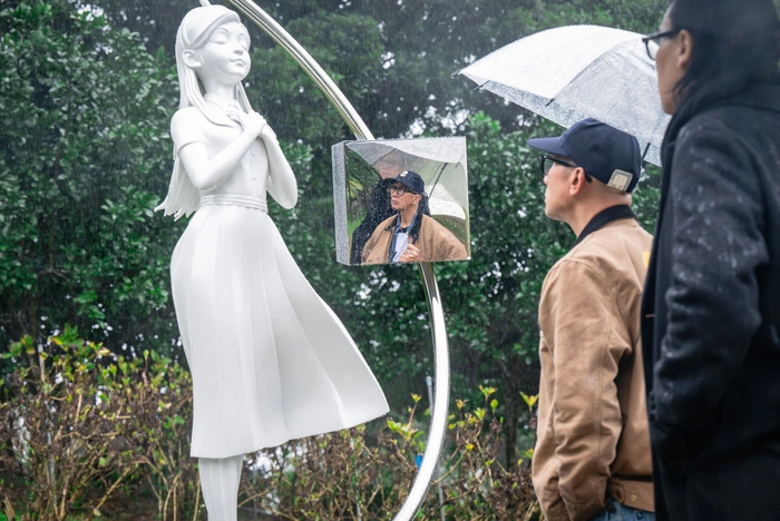 Koo Jun Yup tạc tượng Từ Hy Viên tại nghĩa trang. Ảnh: Ettoday