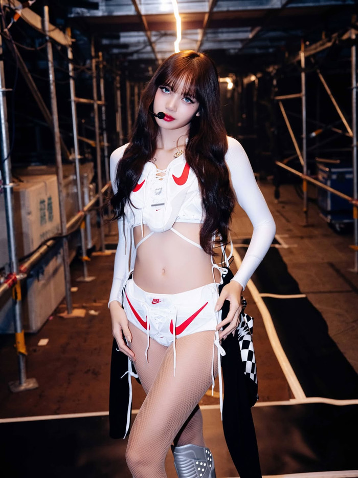 Mỗi lần xuất hiện trước công chúng, Lisa đều gây ấn tượng với những bộ đồ có thiết kế độc đáo. Ảnh: IGNV