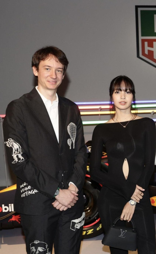 Xôn xao clip nữ ca sĩ hàng đầu showbiz vào khách sạn cùng bạn trai tỷ phú Ảnh 1