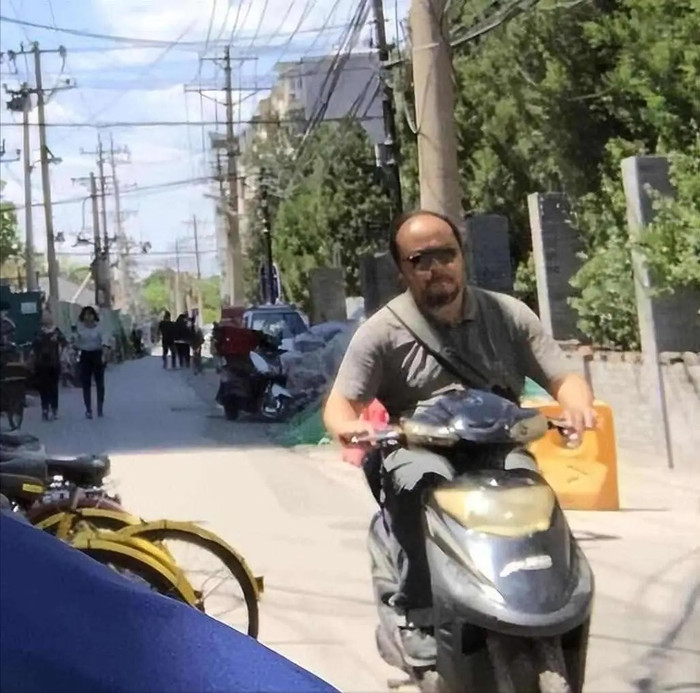 Nam ca sĩ nổi tiếng một thời giờ sống cảnh bần cùng, béo phì không thể nhận ra Ảnh 5