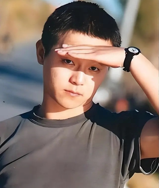 Nam ca sĩ nổi tiếng một thời giờ sống cảnh bần cùng, béo phì không thể nhận ra Ảnh 1