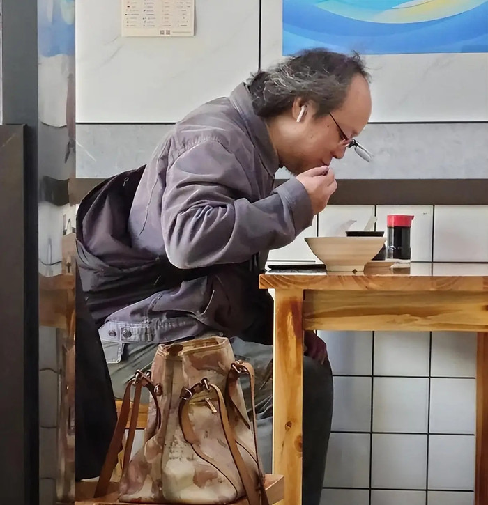 Nam ca sĩ nổi tiếng một thời giờ sống cảnh bần cùng, béo phì không thể nhận ra Ảnh 7