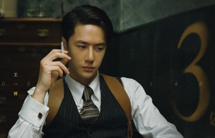 Ánh nhìn biết kể chuyện, thứ giúp Vương Nhất Bác đứng yên cũng tạo ra bầu không khí