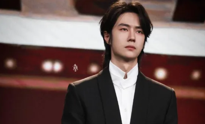 Vương Nhất Bác trong một khoảnh khắc tĩnh, kiểu thần thái không cần phô trương vẫn giữ trọn khung hình