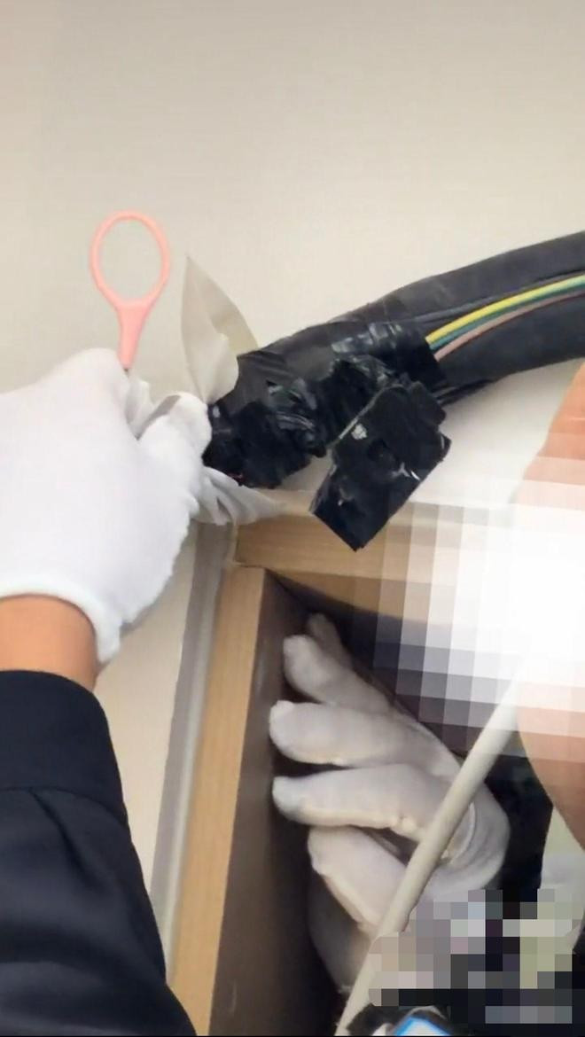 Phát hiện chấm đen bất thường trên máy lạnh nhà nghỉ, hai cô gái báo cảnh sát thì rõ sự thật Ảnh 2